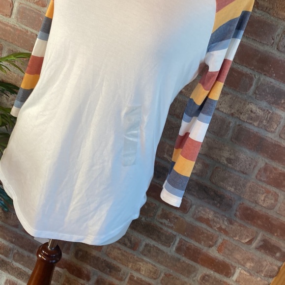Maurices XS white 3/4 sleeve scoop neck t-shirt - Picture 4 of 10